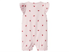 Lyserød sommerheldragt med lille rødt jordbærprint og med flæseærmer og korte ben fra Name It 13241191 light lilac bagfra